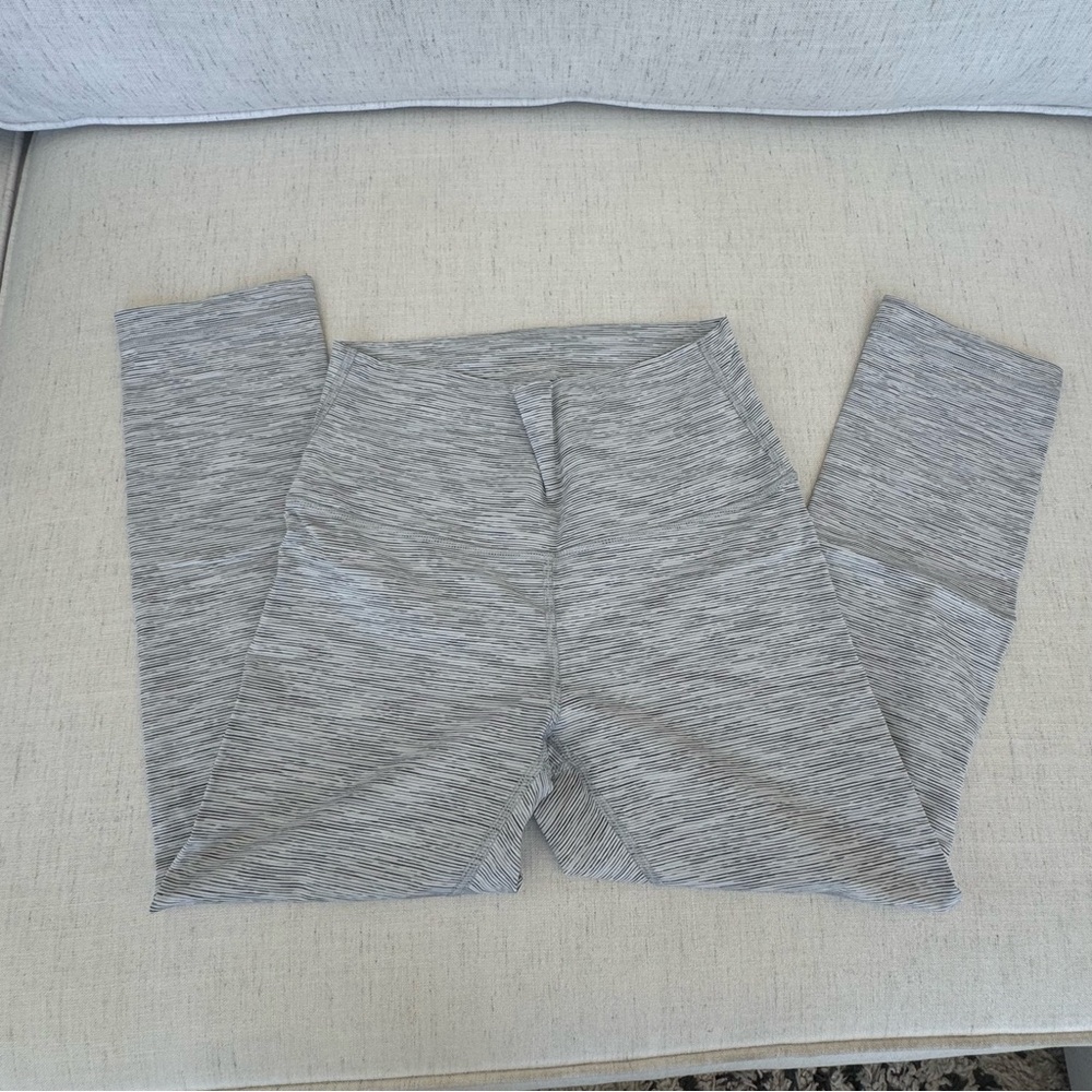 Lululemon Athletica grey cropped athletic Leggings
